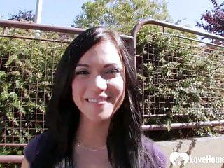 Geile Schlampe wird für Geld gefickt