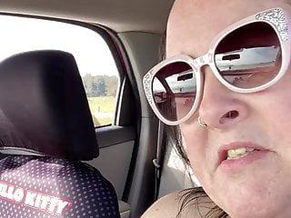 Zoey zeigt sich nackt am Strand