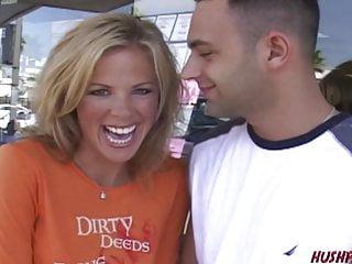 Kayla macht alles mit ihrer Pussy