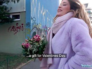 Öffentliche Casting - Girl mit dicken Titten wird hart rangenommen