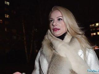 Öffentlicher Agent - sexy Blondine wird mit Sperma gefüllt