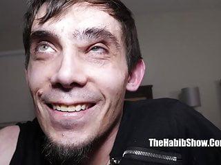 Lady mit hübschen Gesicht und geilen Brüsten beim Interracial Sex