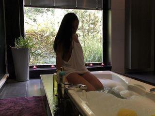 Indische Schönheit India Summer in den Mund gespritzt