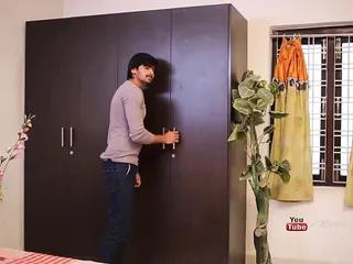 Verführerische Tante mit schmutzigem Körper und geilen Titten wird vom Boy gefickt