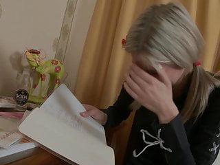 Heißes Schulmädchen wird von einem grossen Schwanz vollgespritzt