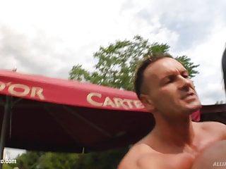 Super süsse Christina in den Arsch gespritzt