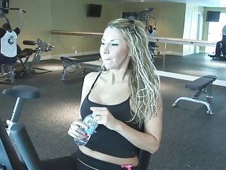 Junge Brünette mit echten dicken Titten beim reiten