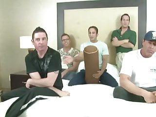 Junge Brünette von john dö in den Mund gespritzt