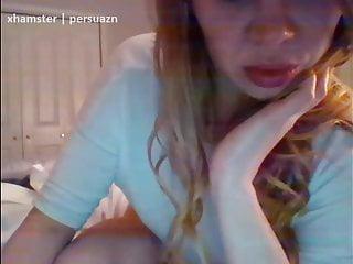 Geile rothaarige Schlampe dehnt sich zum Höhepunkt