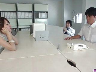 Japanischer Hardcore Dreier - Yu Haruna beim Gruppensex mit den zierlichen asiatischen Girls