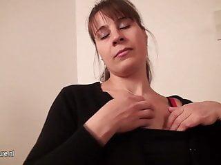 Momnextdoor wird auf der Couch feucht