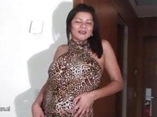 Vollbusige Milf spielt mit ihrer Muschi