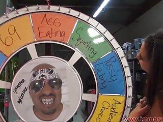 Teen Naomi West in der hündchenstellung gefickt