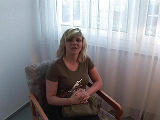 Die geile Vivien lässt sich beim Pornocasting vollwichsen