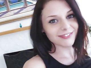 Teen mit kleinen Titten wird in den Arsch gefickt