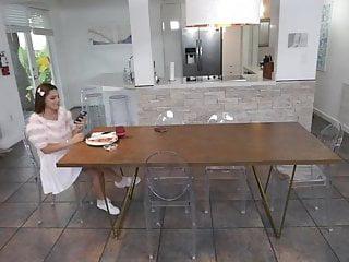 Zierliche Latina lutscht weissen Schwanz bis er ihr ins Gesicht spritzt