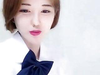 Sexy schonheit in sexy Dessous spielt an sich herum