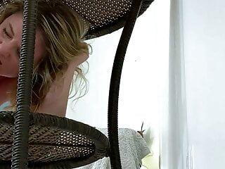 Betrügerische Stiefmutter fickt mit ihrem Stiefsohn und dessen Kumpel