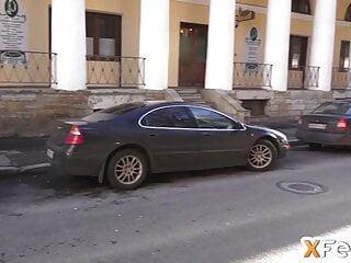 Girl mit Sonnenbrille zeigt ihre süßen füße während des fotoshootings