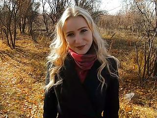 Kleine Brünette Stacy in den Mund gespritzt