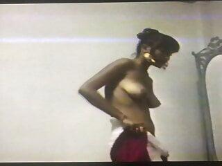 Thailandische Brünette Ana Foxxx bläst einen dicken Schwanz