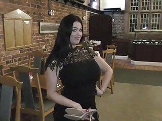 Schwarzer Schwanz spritzt auf ihre grossen Titten