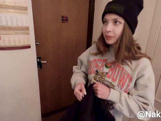 Zwei russische Girls in Netzstrümpfen verlieren ihre Unschuld