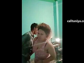 Desi Inderin wird von mehreren Jungs gefickt