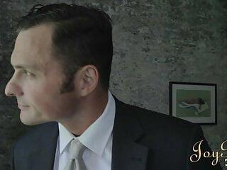 Leidenschaftlicher Kerl bekommt einen Blowjob mit verbundenen Augen