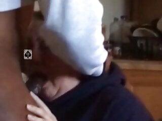 Weiße Ehefrau bläst schwarzen Schwanz und ihr Mann filmt