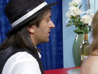 Vollbusige Hure wird vor der Kamera gefickt