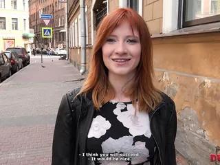 Rothaariger nymphomane wird von einem tollen Kerl gevögelt