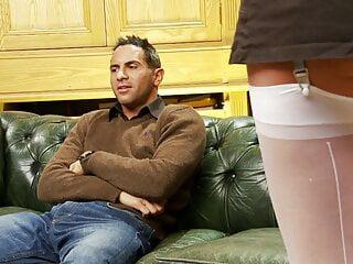 Die rothaarige Schlampe bläst den Schwanz des Freundes ihres Sohnes