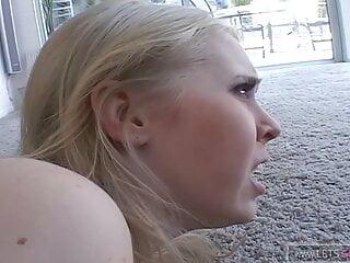 Geiles Mädchen beugt sich über ihre lesbischen Liebhaber vor