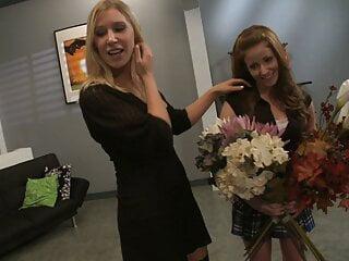 Rothaarige Schlampe reitet Schwanz während sie zusieht