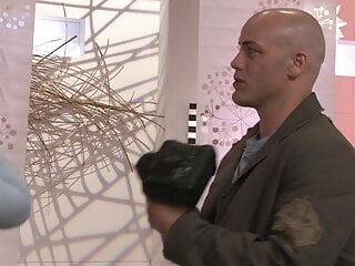 Blondes Flittchen bläst Schwanz wie ein Profi