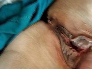 Verruckte reife Schlampe in schwarzen Strümpfen gefickt