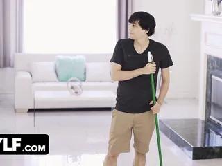 Vollbusige Milf wird von ihrem Stiefsohn gefickt