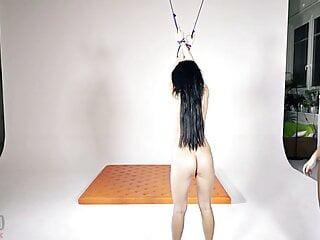 Sexkampf für Brünette mit Bondage und Sex