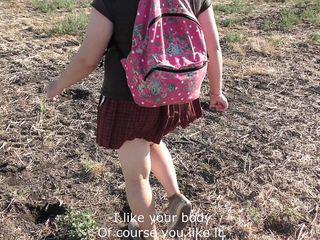 Öffentliche Agentin fickt für Geld und lässt sich besamen