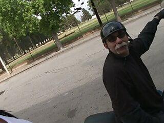 Heißes Luder mit großen Titten liebt es zu blasen