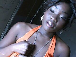 Aufregende schwarze Nutte wird von weißem Kerl befriedigt