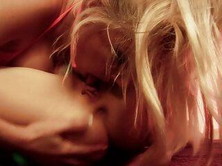 Geile Blondine mit tollen Körper fickt einen Dildo