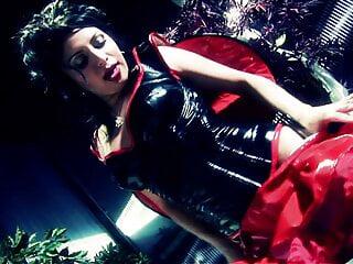 Brünette in Netzstrümpfen reibt sich die Fotze während sie einen anderen fickt