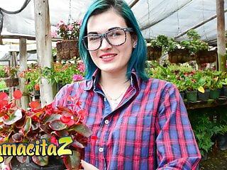 Brünette mit echten dicken Titten Alex Legend in der hündchenstellung gefickt