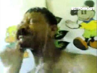 Heiße Araberin betrügt ihren Mann vor der Kamera