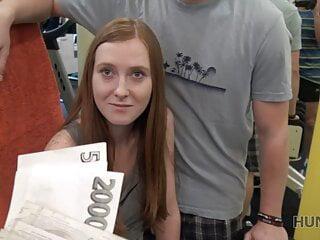 Teen Linda Hunter in der hündchenstellung gefickt