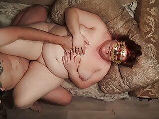 Vollbusiges russisches Girl kommt hart beim Sex mit ihrem Freund