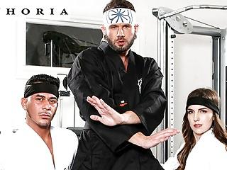 Joi - Wichsvorlage - bisexuelle Studentinnen beim Bisex mit einem trainierten Studenten