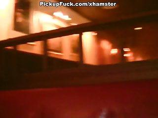 Sexy Girl gibt Blowjob vor der Kamera